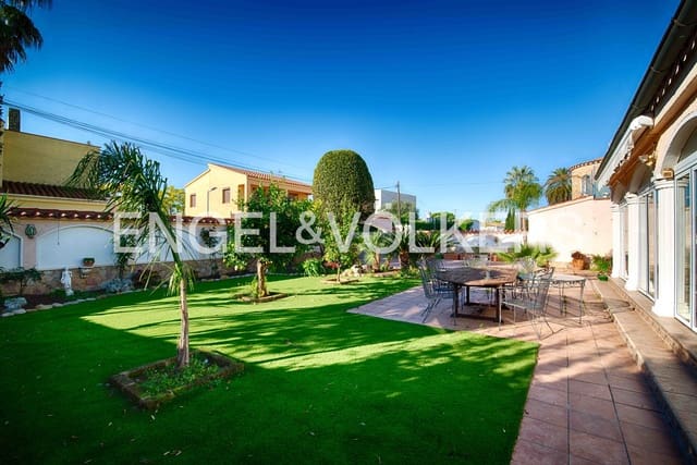 4 chambre Villa/Maison à vendre à Empuriabrava, Castelló d'Empúries avec piscine garage - 670 000 € (Ref: 9005787)