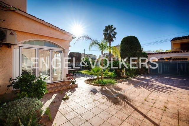 4 chambre Villa/Maison à vendre à Empuriabrava, Castelló d'Empúries avec piscine garage - 670 000 € (Ref: 9005787)