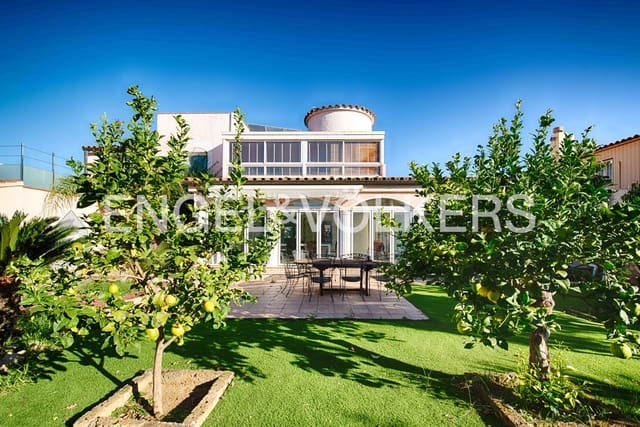 4 chambre Villa/Maison à vendre à Empuriabrava, Castelló d'Empúries avec piscine garage - 670 000 € (Ref: 9005787)