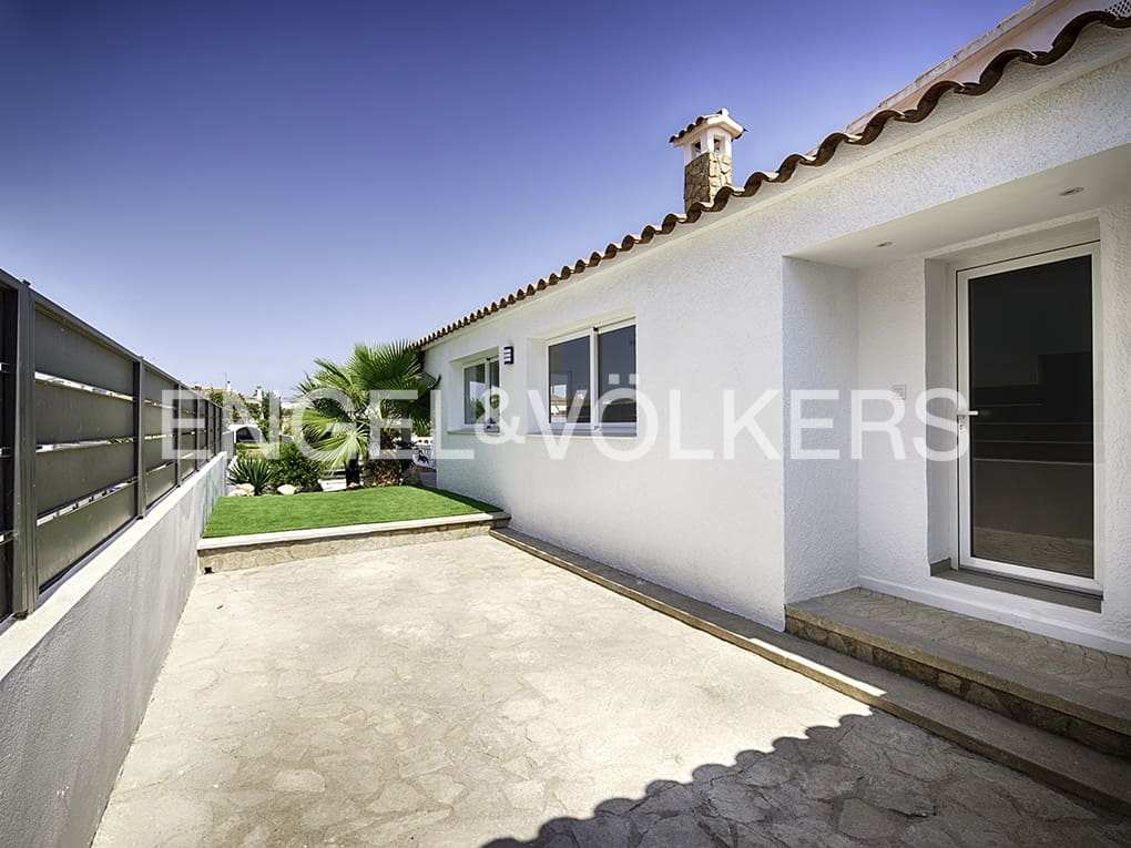 3 makuuhuone Huvila myytävänä paikassa Empuriabrava mukana uima-altaan 
autotalli - 1 039 000 € (Ref: 9005788)