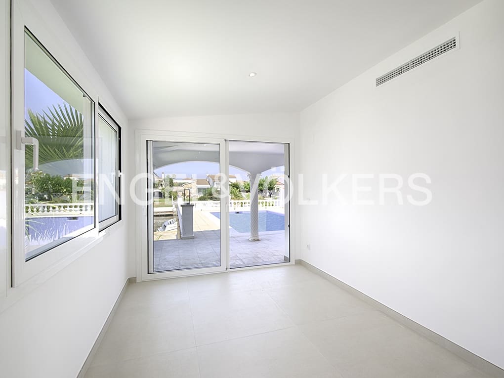 3 makuuhuone Huvila myytävänä paikassa Empuriabrava mukana uima-altaan 
autotalli - 1 039 000 € (Ref: 9005788)