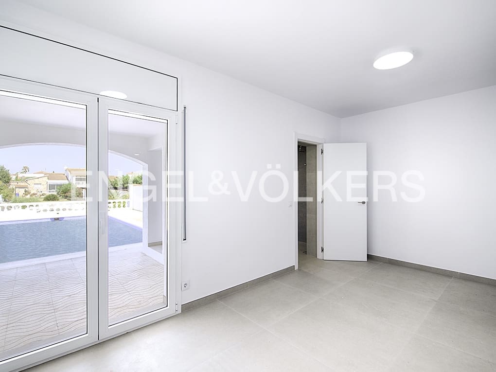 3 makuuhuone Huvila myytävänä paikassa Empuriabrava mukana uima-altaan 
autotalli - 1 039 000 € (Ref: 9005788)