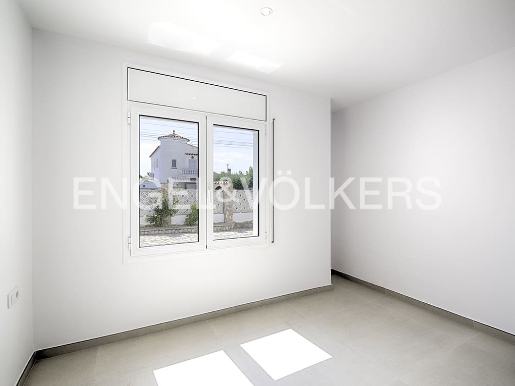 3 makuuhuone Huvila myytävänä paikassa Empuriabrava mukana uima-altaan 
autotalli - 1 039 000 € (Ref: 9005788)