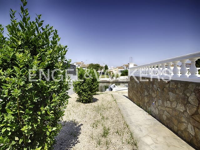 3 makuuhuone Huvila myytävänä paikassa Empuriabrava, Castelló d'Empúries mukana uima-altaan 
autotalli - 1 039 000 € (Ref: 9005788)