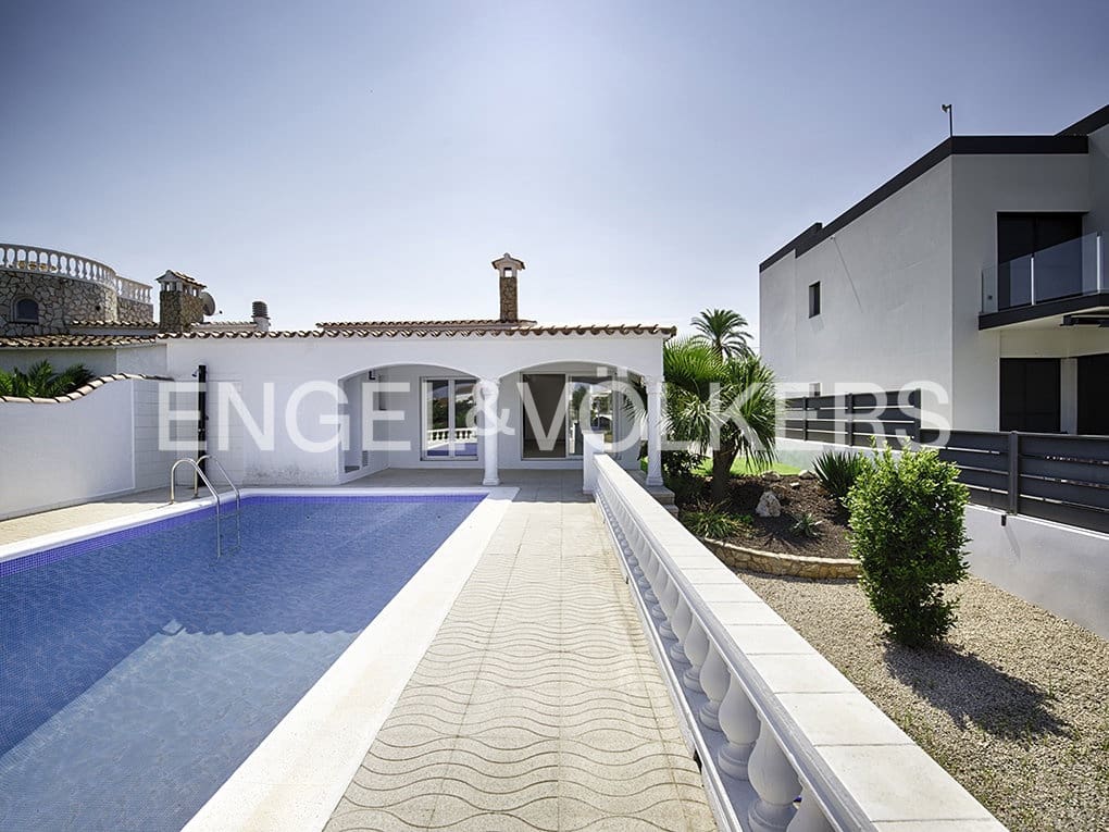 3 chambre Villa/Maison à vendre à Empuriabrava avec piscine garage - 975 000 € (Ref: 9005788)