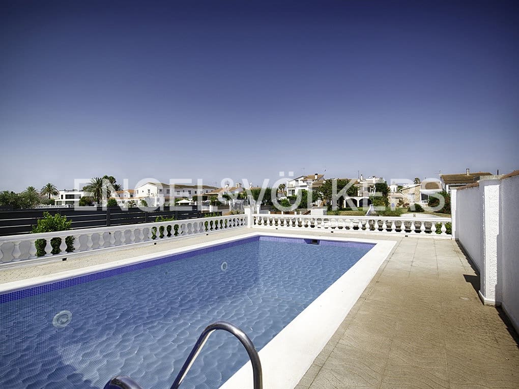 3 chambre Villa/Maison à vendre à Empuriabrava avec piscine garage - 975 000 € (Ref: 9005788)
