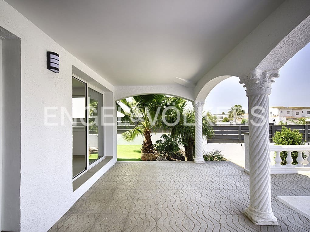 3 chambre Villa/Maison à vendre à Empuriabrava avec piscine garage - 975 000 € (Ref: 9005788)