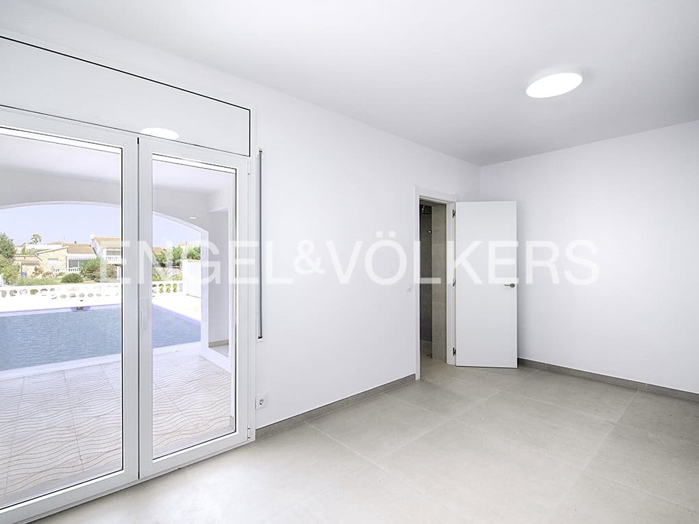 3 chambre Villa/Maison à vendre à Empuriabrava avec piscine garage - 975 000 € (Ref: 9005788)