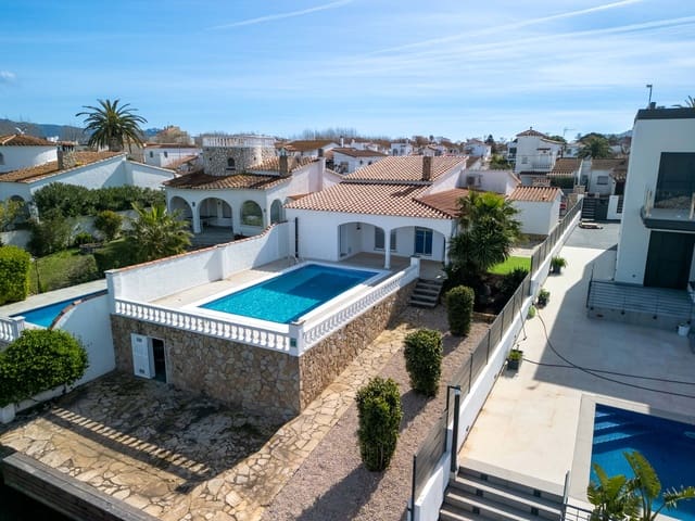 3 sypialnia Willa na sprzedaż w Empuriabrava, Castelló d'Empúries z basenem garażem - 975 000 € (Ref: 9005788)