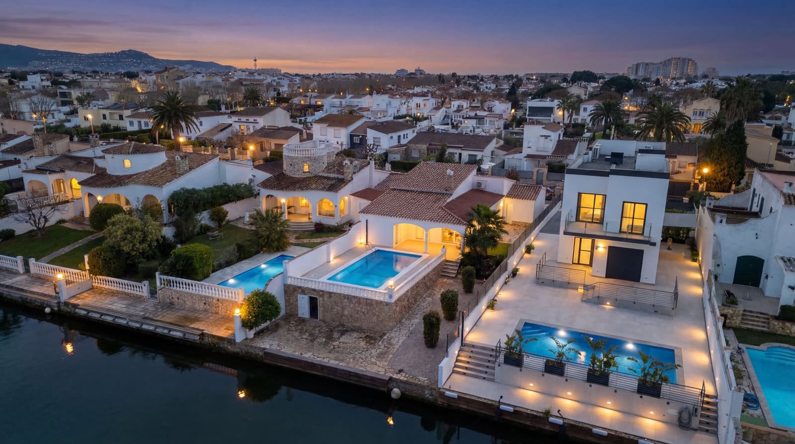 3 chambre Villa/Maison à vendre à Empuriabrava avec piscine garage - 975 000 € (Ref: 9005788)