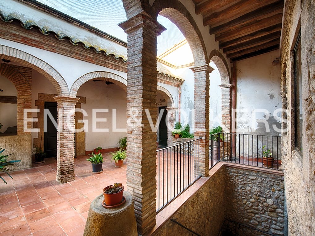 10 soveværelse Byhus til salg i Navata med garage - € 650.000 (Ref: 9005791)