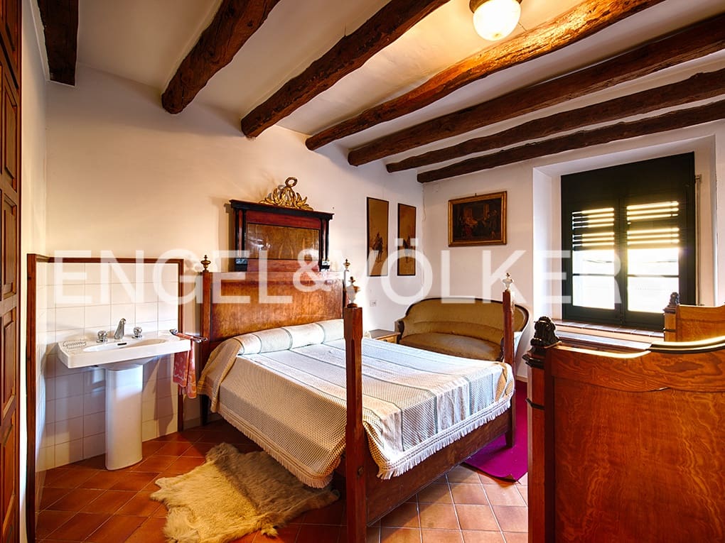 10 soveværelse Byhus til salg i Navata med garage - € 650.000 (Ref: 9005791)