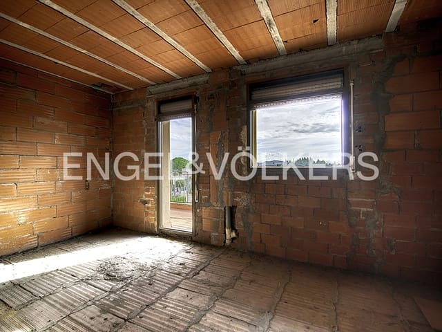 3 bedroom Commercial for sale in Vilamalla with garage - € 550,000 (Ref: 9005792)