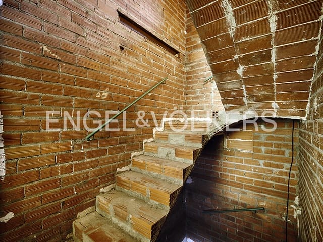 3 bedroom Commercial for sale in Vilamalla with garage - € 550,000 (Ref: 9005792)