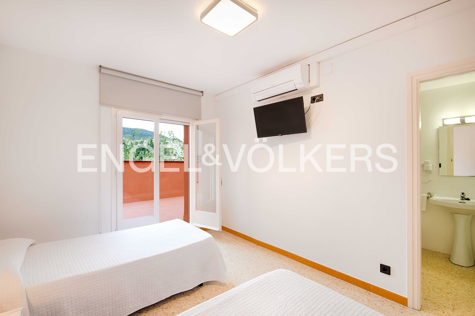 9 soveværelse Erhverv til salg i Llanca - € 750.000 (Ref: 9005796)