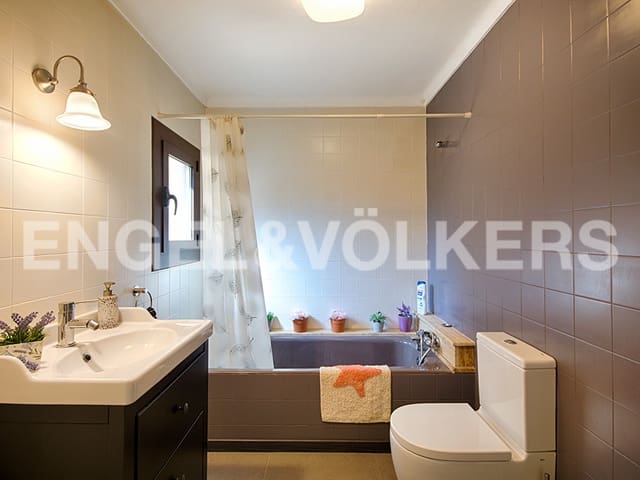 3 bedroom Townhouse for sale in Peralada with garage - € 370,000 (Ref: 9005800)