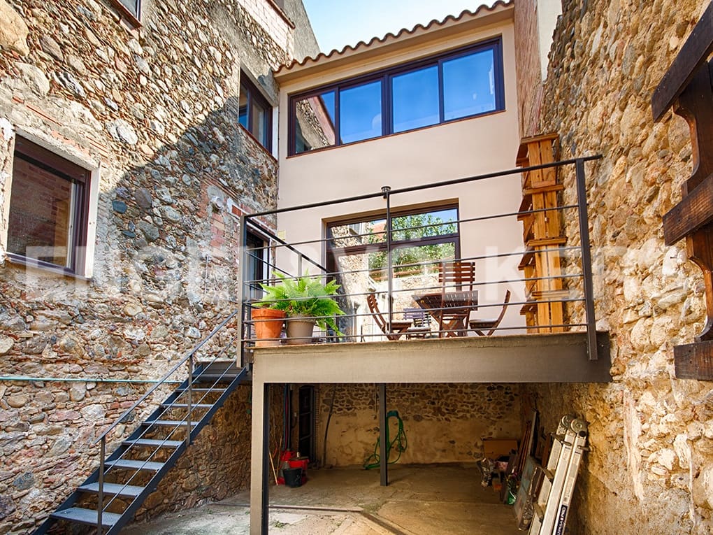 3 soveværelse Byhus til salg i Peralada med garage - € 370.000 (Ref: 9005800)