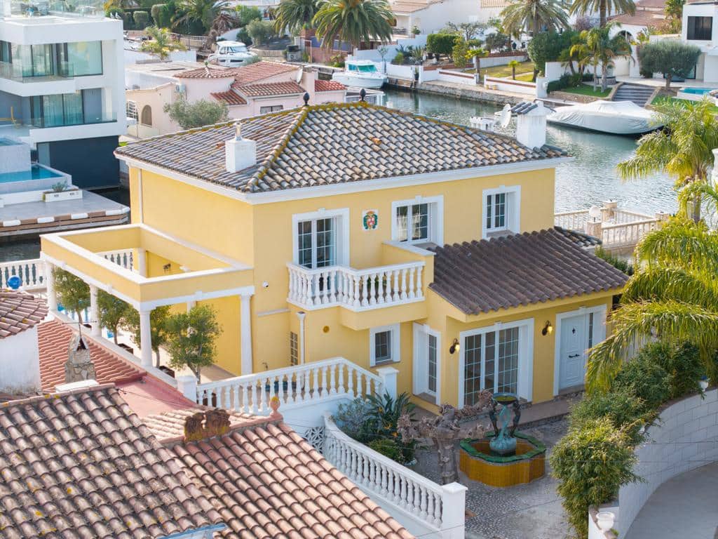 4 sovrum Villa till salu i Empuriabrava med pool garage - 995 000 € (Ref: 9005803)