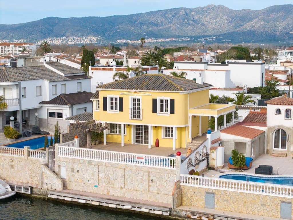 4 sovrum Villa till salu i Empuriabrava med pool garage - 995 000 € (Ref: 9005803)