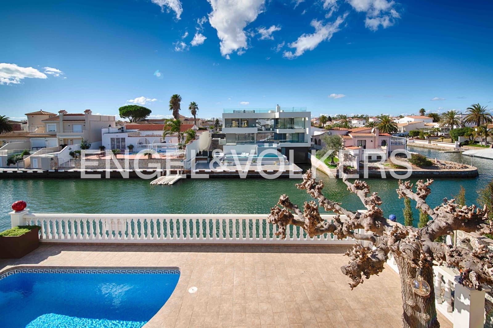 4 sovrum Villa till salu i Empuriabrava med pool garage - 995 000 € (Ref: 9005803)