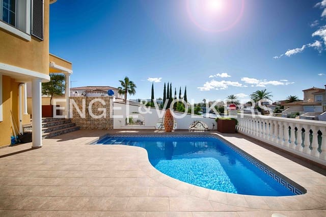 4 sypialnia Willa na sprzedaż w Empuriabrava, Castelló d'Empúries z basenem garażem - 995 000 € (Ref: 9005803)