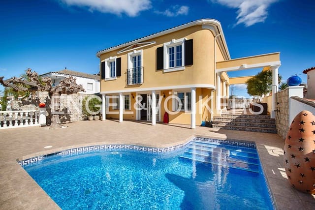 4 sypialnia Willa na sprzedaż w Empuriabrava, Castelló d'Empúries z basenem garażem - 995 000 € (Ref: 9005803)