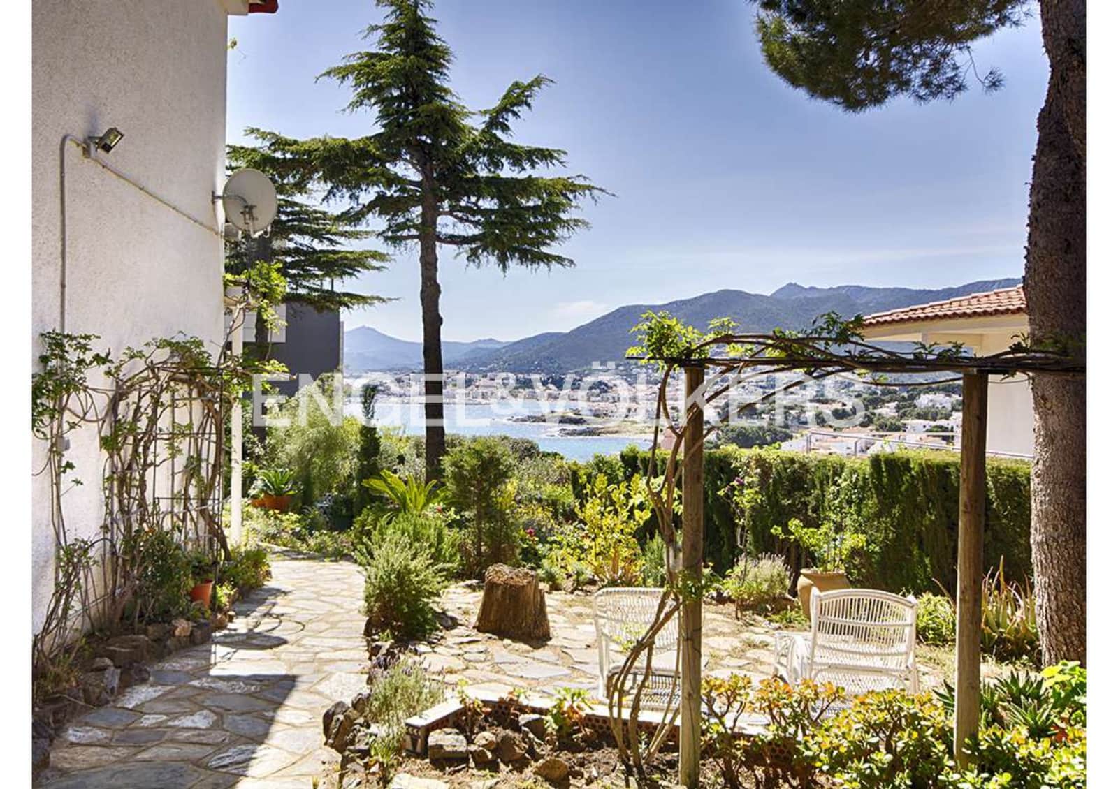 6 makuuhuone Huvila myytävänä paikassa Llanca mukana 
autotalli - 750 000 € (Ref: 9005805)