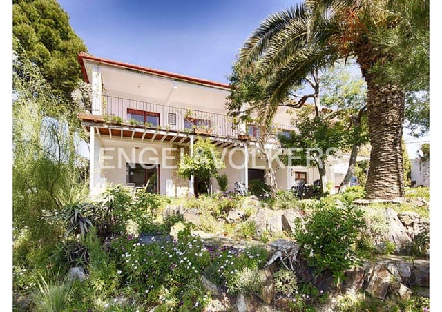 6 bedroom Villa for sale in Llançà with garage - € 750,000 (Ref: 9005805)