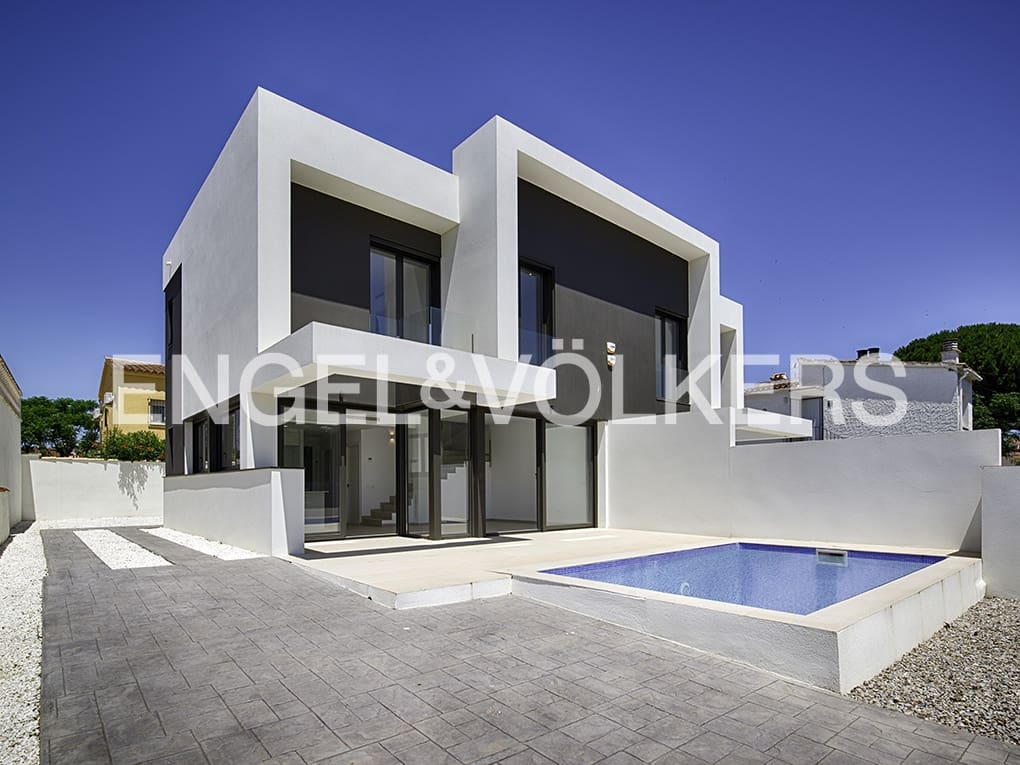 4 soverom Rekkehus til salgs i Empuriabrava med svømmebasseng garasje - € 649 000 (Ref: 9005809)