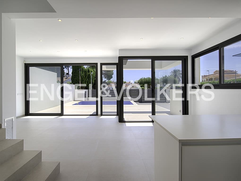 4 soverom Rekkehus til salgs i Empuriabrava med svømmebasseng garasje - € 649 000 (Ref: 9005809)