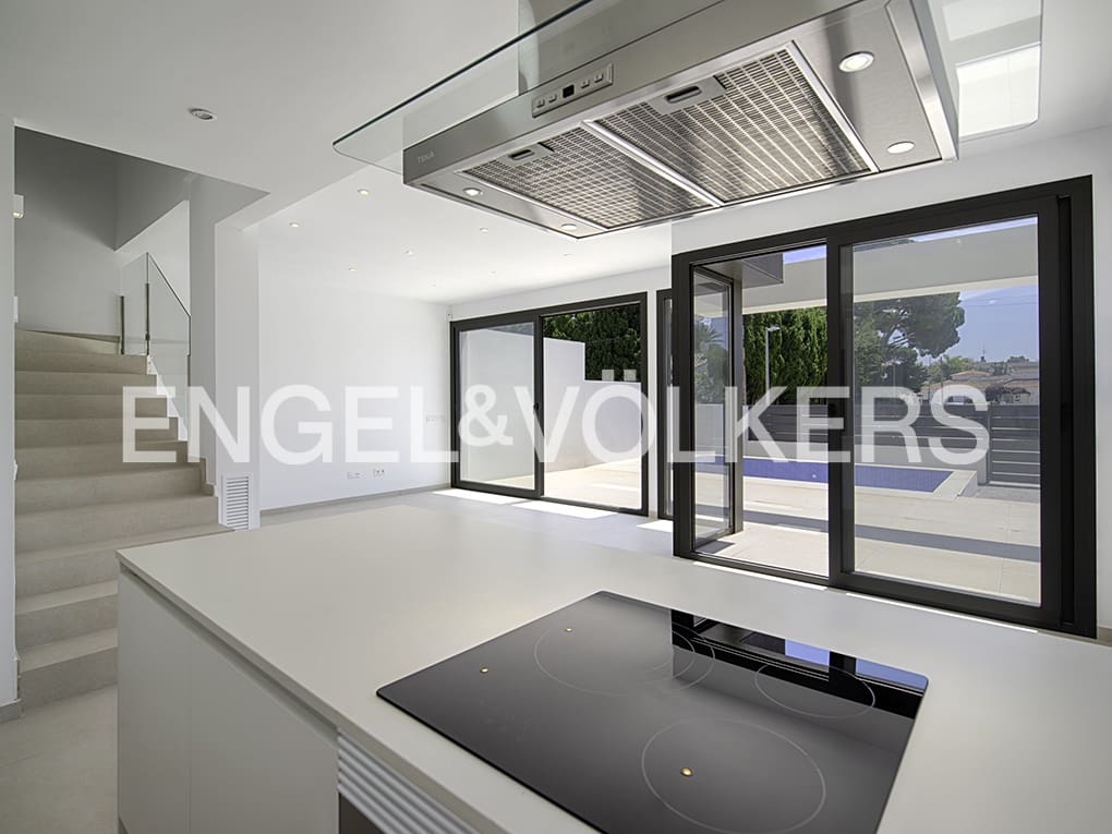 4 soverom Rekkehus til salgs i Empuriabrava med svømmebasseng garasje - € 649 000 (Ref: 9005809)