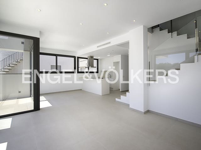 4 bedroom Terraced Villa for sale in Empuriabrava, Castelló d'Empúries with pool garage - € 649,000 (Ref: 9005809)