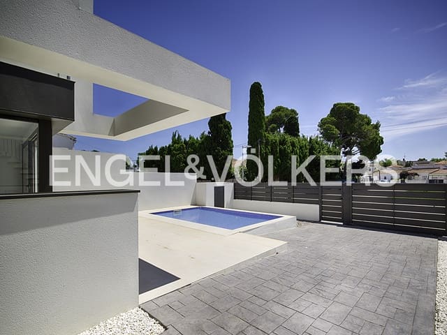 4 bedroom Terraced Villa for sale in Empuriabrava, Castelló d'Empúries with pool garage - € 649,000 (Ref: 9005809)