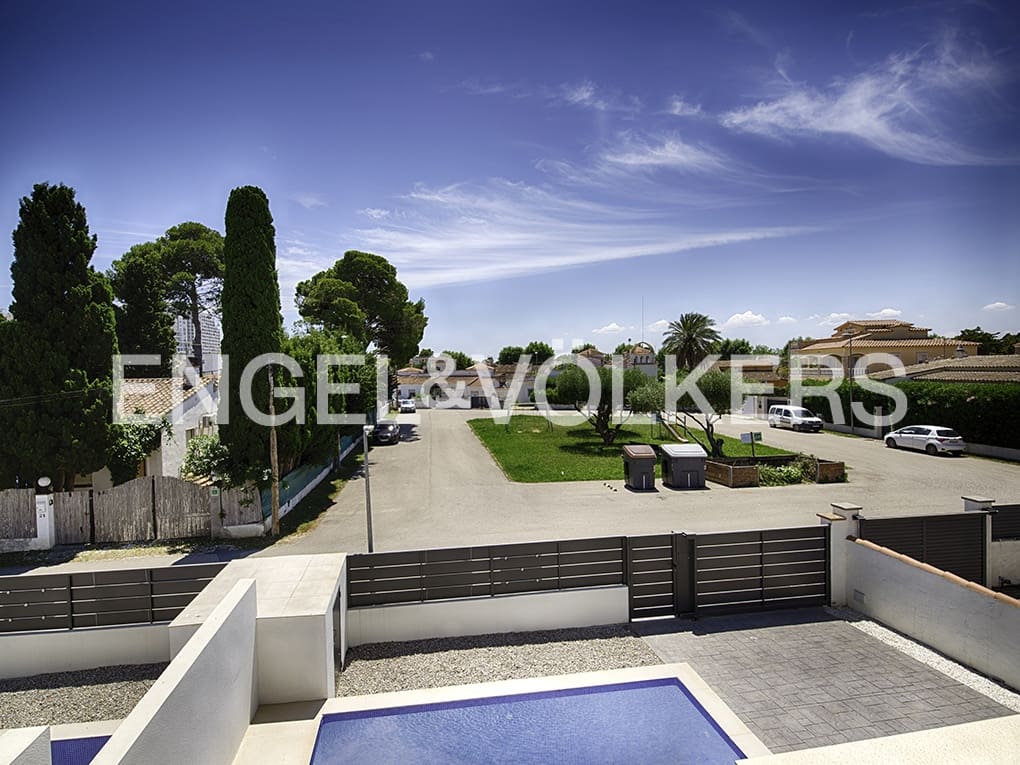 4 soverom Rekkehus til salgs i Empuriabrava med svømmebasseng garasje - € 649 000 (Ref: 9005809)