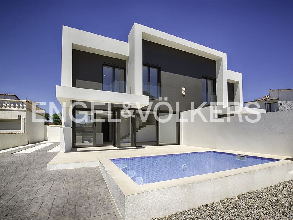 4 bedroom Terraced Villa for sale in Empuriabrava with pool garage - € 635,000 (Ref: 9005809)