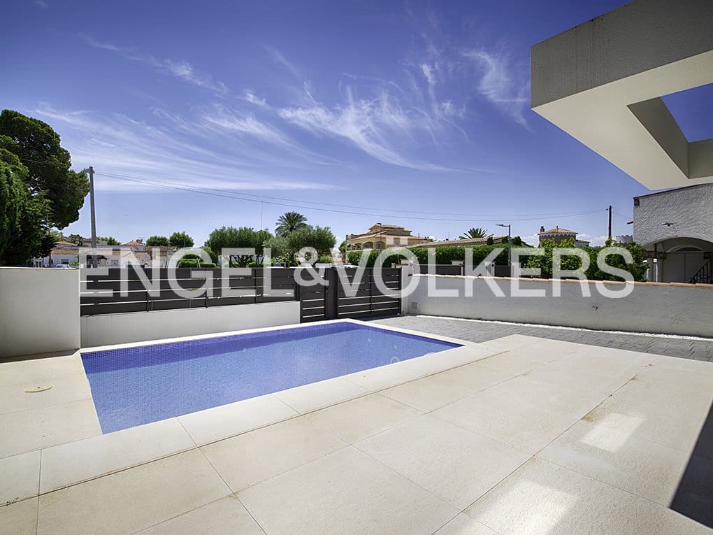 4 bedroom Terraced Villa for sale in Empuriabrava with pool garage - € 635,000 (Ref: 9005809)