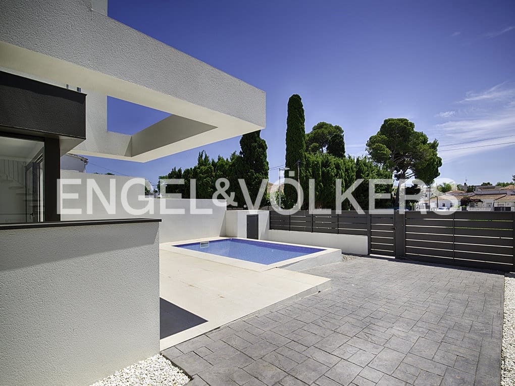 4 bedroom Terraced Villa for sale in Empuriabrava with pool garage - € 635,000 (Ref: 9005809)