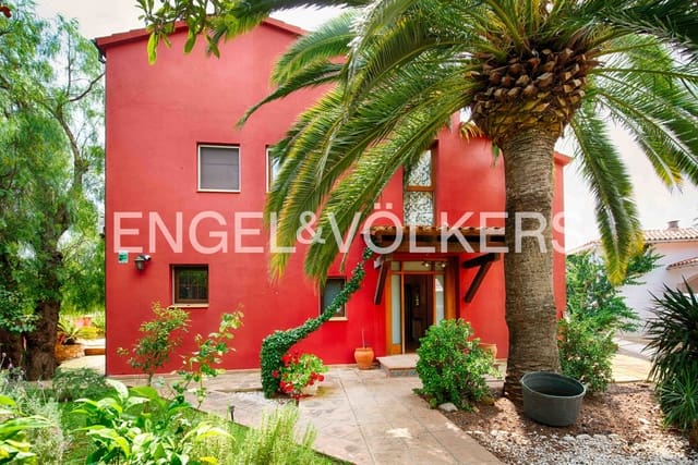 6 chambre Villa/Maison à vendre à Empuriabrava, Castelló d'Empúries avec piscine garage - 950 000 € (Ref: 9041034)