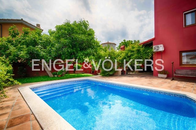 6 chambre Villa/Maison à vendre à Empuriabrava, Castelló d'Empúries avec piscine garage - 950 000 € (Ref: 9041034)