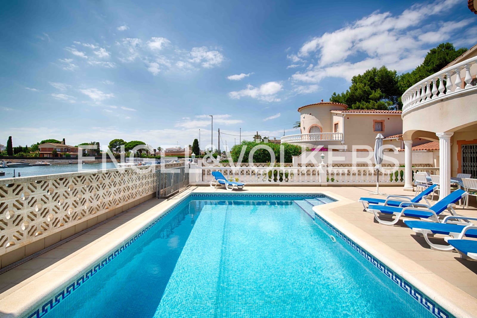 5 soveværelse Villa til salg i Empuriabrava med swimmingpool garage - € 749.000 (Ref: 9074191)