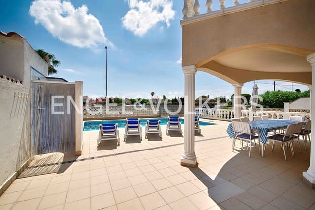 5 sypialnia Willa na sprzedaż w Empuriabrava, Castelló d'Empúries z basenem garażem - 749 000 € (Ref: 9074191)