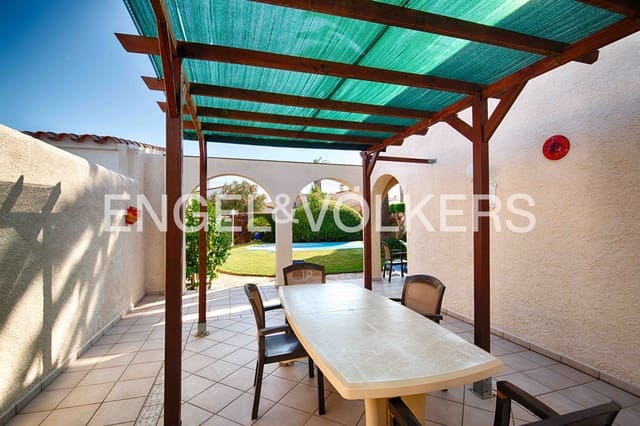 4 makuuhuone Huvila myytävänä paikassa Empuriabrava, Castelló d'Empúries mukana uima-altaan 
autotalli - 675 000 € (Ref: 9074192)