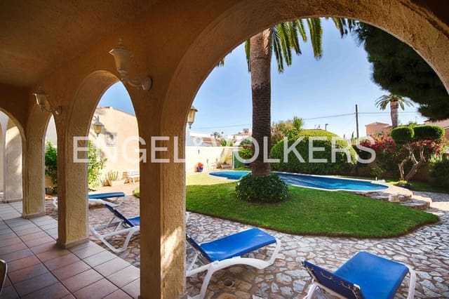 4 makuuhuone Huvila myytävänä paikassa Empuriabrava, Castelló d'Empúries mukana uima-altaan 
autotalli - 675 000 € (Ref: 9074192)