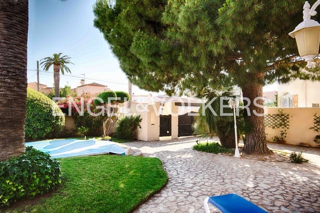 4 makuuhuone Huvila myytävänä paikassa Empuriabrava, Castelló d'Empúries mukana uima-altaan 
autotalli - 675 000 € (Ref: 9074192)