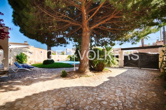 4 makuuhuone Huvila myytävänä paikassa Empuriabrava, Castelló d'Empúries mukana uima-altaan 
autotalli - 675 000 € (Ref: 9074192)