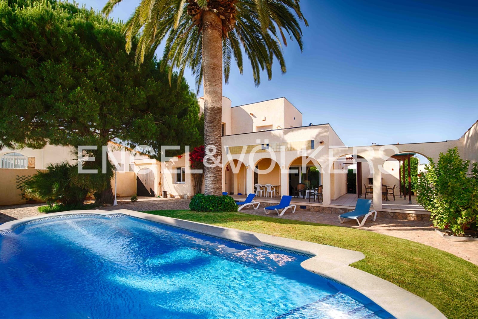 4 soverom Villa til salgs i Empuriabrava med svømmebasseng garasje - € 675 000 (Ref: 9074192)