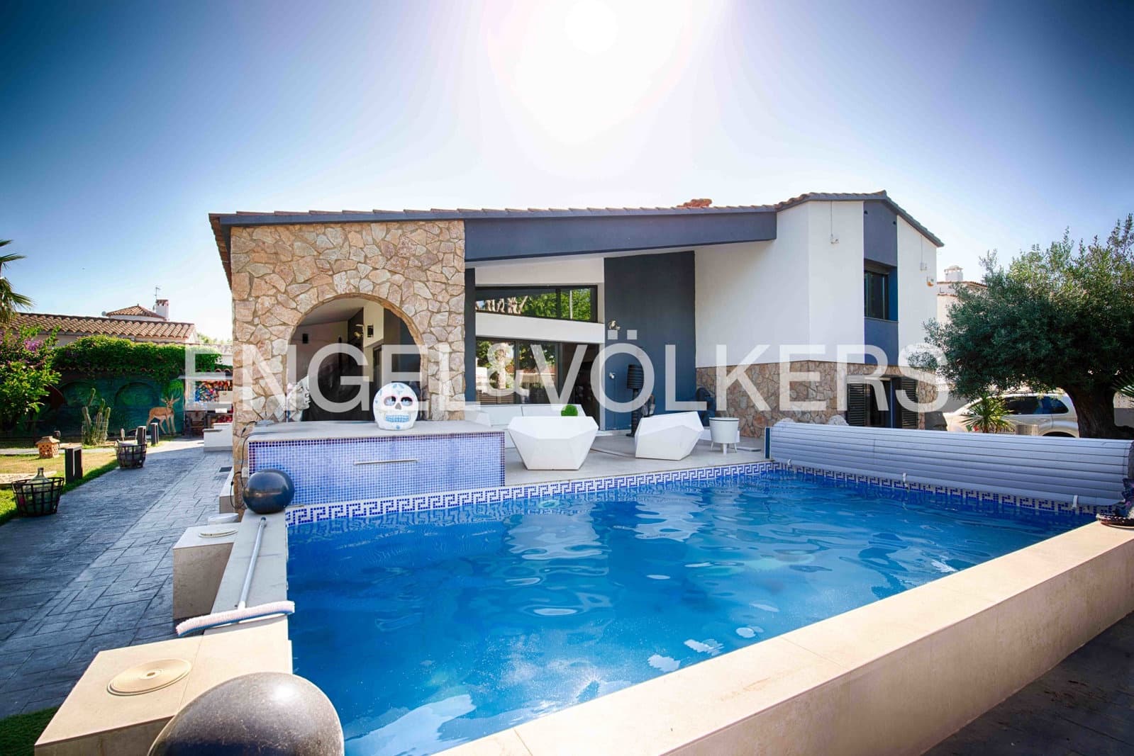 4 sypialnia Willa na sprzedaż w Empuriabrava z basenem garażem - 950 000 € (Ref: 9074554)