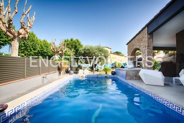 4 soverom Villa til salgs i Empuriabrava, Castelló d'Empúries med svømmebasseng garasje - € 950 000 (Ref: 9074554)