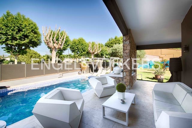 4 soverom Villa til salgs i Empuriabrava, Castelló d'Empúries med svømmebasseng garasje - € 950 000 (Ref: 9074554)