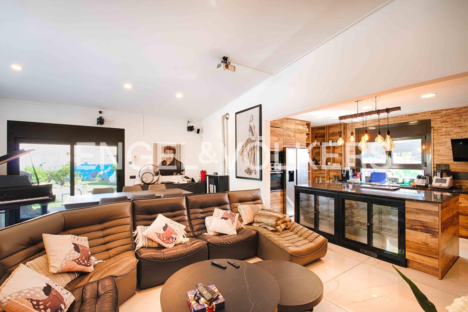 4 sypialnia Willa na sprzedaż w Empuriabrava z basenem garażem - 950 000 € (Ref: 9074554)